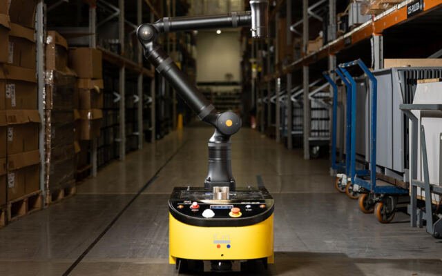 How compact cobot integration enhances autonomous mobile robot applications