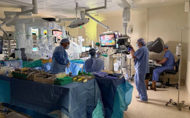 Surgeons use da Vinci surgical robot to perform common cardiac surgery
